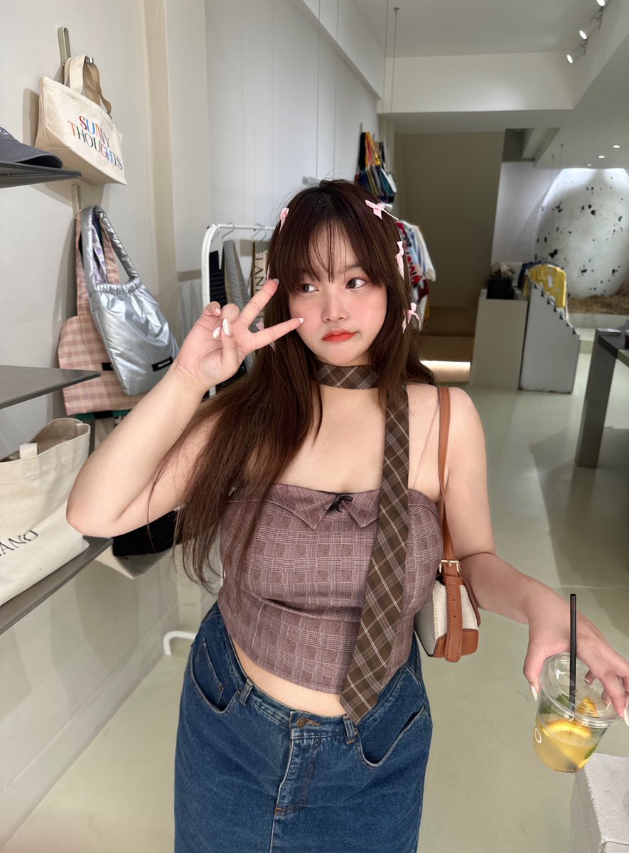 เธรดนี้จะมาเล่าว่า เราเริ่มแต่งตัวยังไง หาสไตล์ตัวเองเจอได้ยังไง จากคนที่แต่งตัวไม่เป็นเลย ไม่มั่นใจเลยจนวันนี้ชอบแต่งตัวมาก จะเล่าแบบละเอียด ให้ทุกคนดูพัฒนาการแต่งตัวไปด้วยเผื่อว่าชอบแบบไหน มาเริ่มม