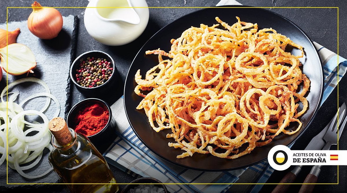 ¡Disfruta de unos deliciosos aros de cebolla caseros! Recuerda que al freír tus comidas favoritas con aceite de oliva de España potencias su sabor. 😊😊 
bit.ly/3wVH9KP #SaboreaLaVida