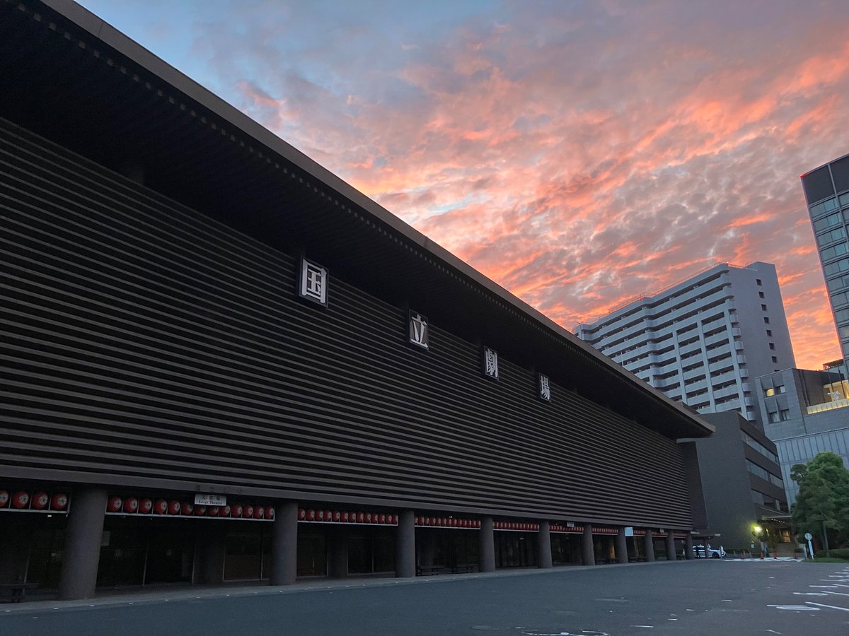 国立劇場が閉館してから8ヵ月が経過しました。建て替え計画は迷走し、あいかわらず劇場は閉じたまま放置されています。私には、この校倉造りをモチーフとした優雅な近代建築が「私はまだ生きている。舞台を開いてくれ！」と訴えているような気がします。岸田首相、建て替えは見直すべきです。