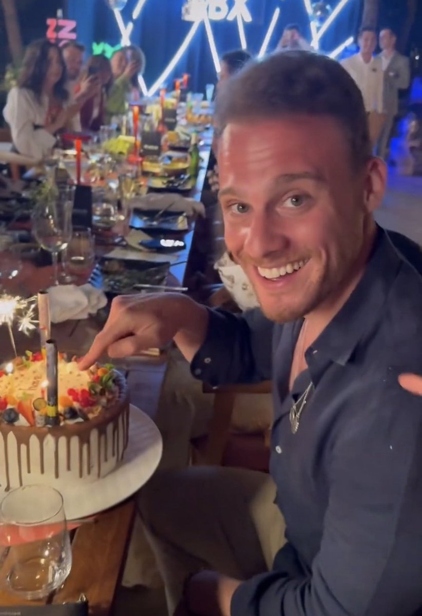 Kerem_Sck_spain's tweet photo. Feliz vuelta al sol @KeremBursin!! espero q este año sea tan bueno o más q el anterior.
Te mereces todo lo bueno y bonito q te está pasando. Felicidades 🎉🎉😘😘 #HappyBirthdayKeremBürsin https://t.co/lObhhDqEId