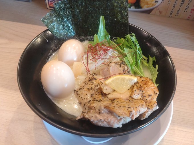 これは昨日券売機のボタン押し間違えて色々ついてしまったおっぱい 