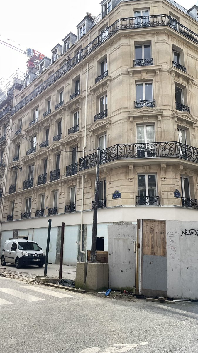 Plus de 5 ans après l’explosion rue de Trévise, l’immeuble du 6 est reconstruit et la palissade de chantier abattue. Ça fait un truc.
#Treviseensemble #Paris