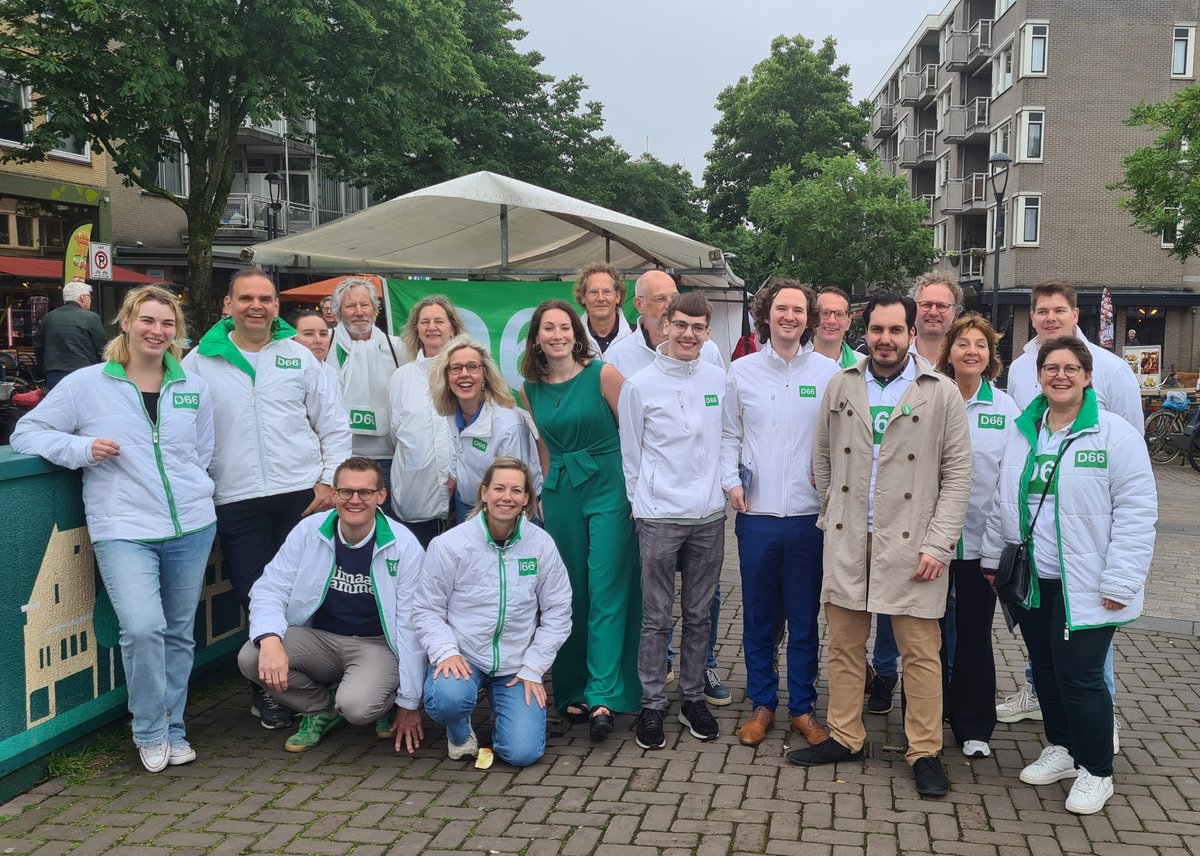 Donderdag 6 juni zijn er weer 🇪🇺 verkiezingen!

Afgelopen zaterdag was er een politieke markt in #Hilversum. We zijn tot donderdag iedere dag bij het station te vinden.

Weet je nog niet wat je gaat stemmen? 

Check: d66.nl/europa/ 

of stel je vraag hieronder👇