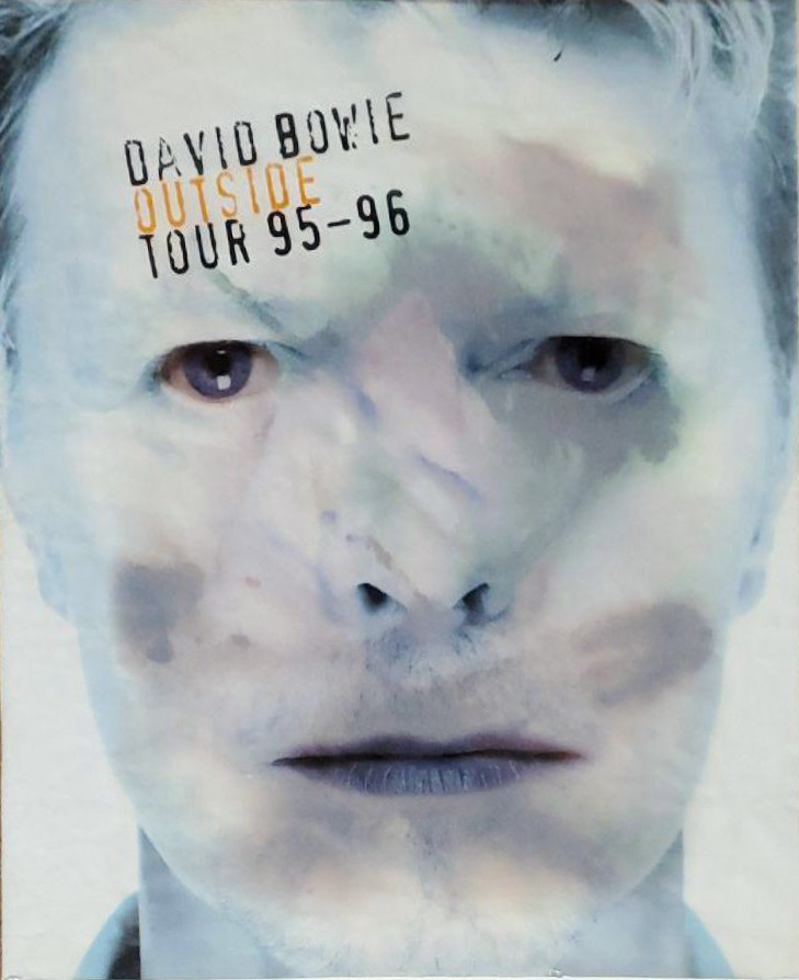 Buzz_The_Fuzz's tweet photo. #OTD 28 years ago today. #OutsideTour #Budokan
1996年6月4日、東京・日本武道館にて「Outside Tour」後半日程がスタート。バンド編成を新たにし、欧州での夏フェス参加をメインにしたもの。日本公演は6箇所7公演。表紙違いのパンフが2種類ありますけど、どっちも同じ会場で同時に売ってた。 https://t.co/9CbQf4QqOC