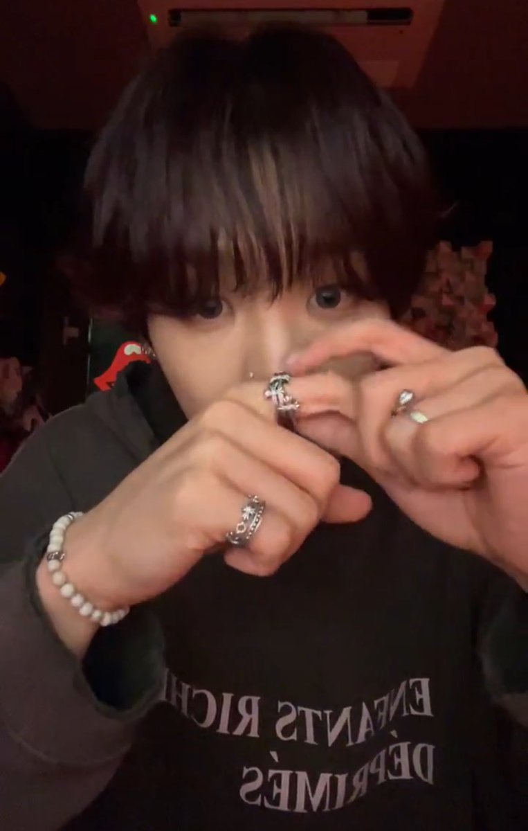 jihoon and his pretty hands