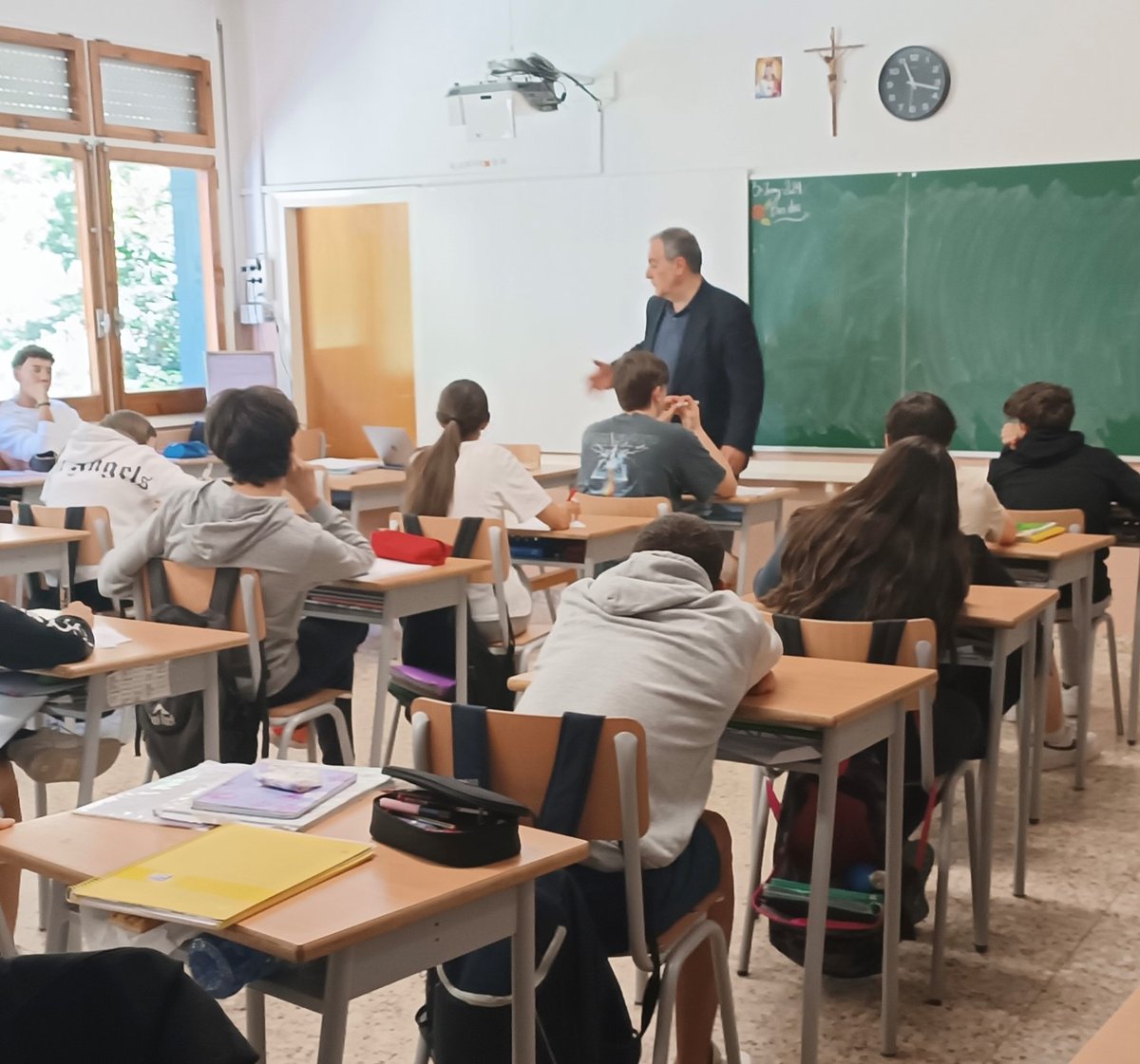 Ahir, vam realitzar una #xerrada sobre #EconomiaCircular als alumnes de 4t d'ESO del <a href="/MareJaner/">Col·legi Mare Janer</a> Vam parlar sobre que representa l'Economia Circular, els seus beneficis i com els alumnes poden aplicar-ho en el seu dia a dia. #Fem_Formació #Unidaqp #GrupPirineu #AjudemaMillorar