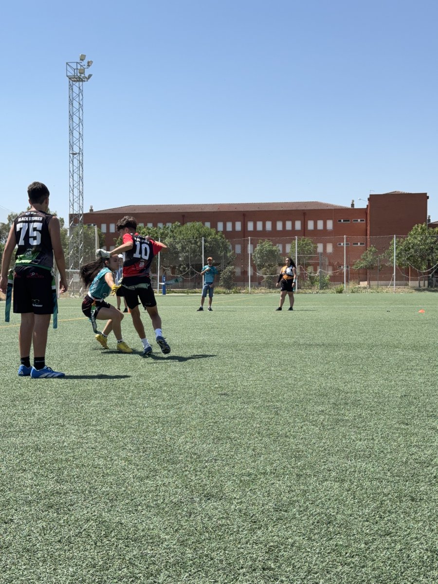 Vva_BlackStorks's tweet photo. Imágenes 📸 de la gran final de la Liga Juvenil ADAME de #FlagFootball🏈 2024.

#GoldStorks🟡 35-7 #SilverStorks⚪️

MVP 🏅 de la final: #David10
2 TDs, 1 extra, 3 INTs, 1 pick six

📝 Crónica ⤵️
https://t.co/Zgk5evf1uv https://t.co/Oz7FWAjenU