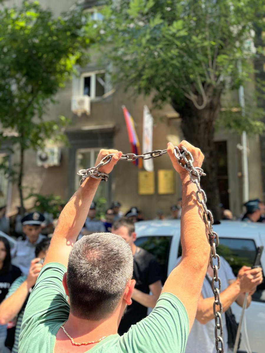 AlphaNewsAM's tweet photo. ⚡️Right now in front of the #Human_Rights_Defender office https://t.co/J8fYZMi3iP