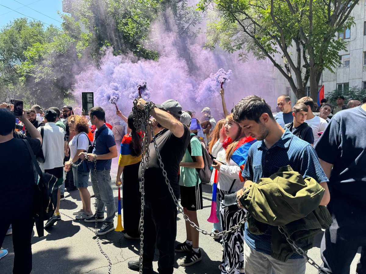 AlphaNewsAM's tweet photo. ⚡️Right now in front of the #Human_Rights_Defender office https://t.co/J8fYZMi3iP