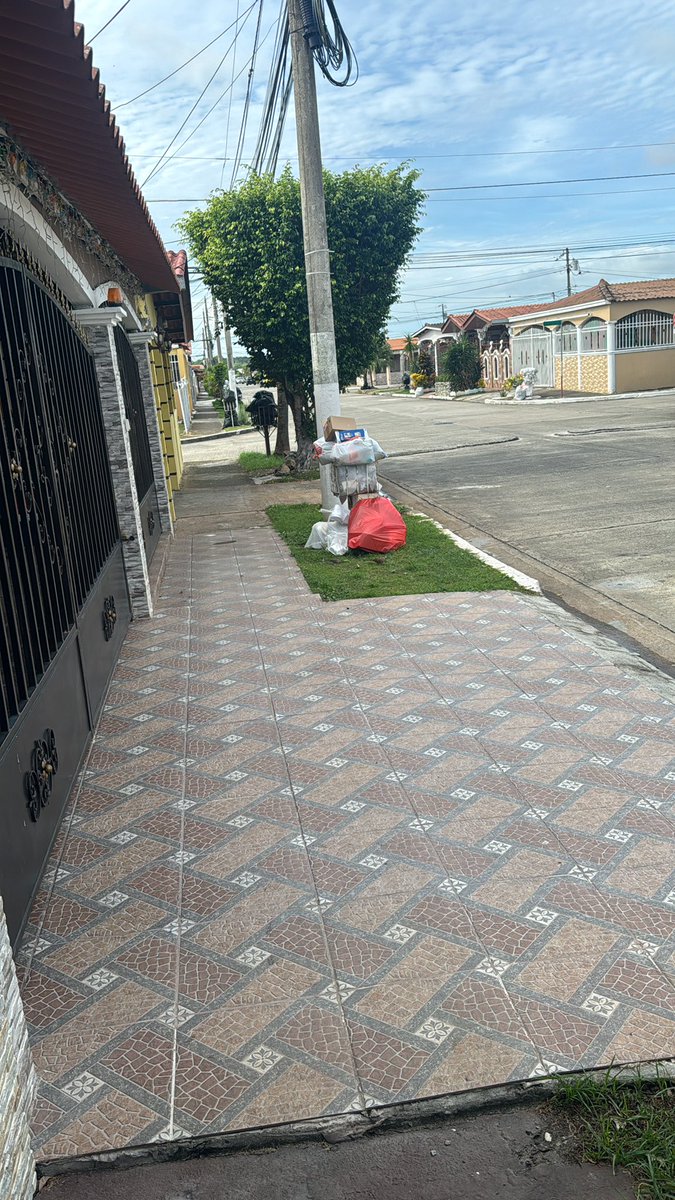 adrianomvp's tweet photo. No puede ser hasta cuando, no se aguanta la basura. 
@AAUD_Panama @juntacomunaldb https://t.co/SlVrhk70oI