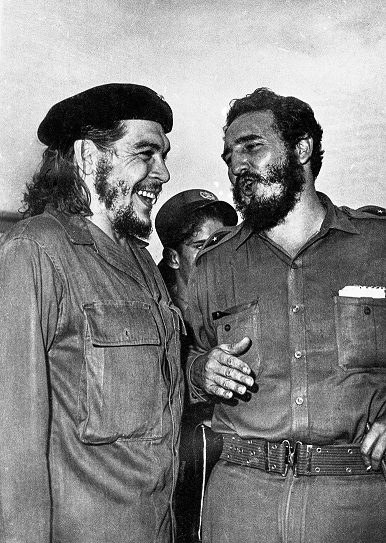 📷#Fidel acude a despedir al Che al aeropuerto, donde sostienen una amena conversación antes de la partida de este en un extenso recorrido por naciones africanas y asiáticas, 12 de junio de 1959

👉 12 de junio de 1959

#RevolucionCubana #SomosCuba