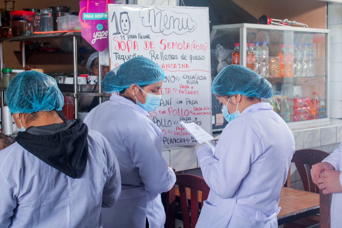 ¡Promoviendo la seguridad alimentaria en la comunidad! 🌟🥼👏

Estudiantes de las carreras de Farmacia y Bioquímica y Nutrición realizaron la evaluación sanitaria a diferentes puestos de venta del Mercado de Ingeniería - SMP. 🛒

#nutrición #mercados #pregrado #estudiantes