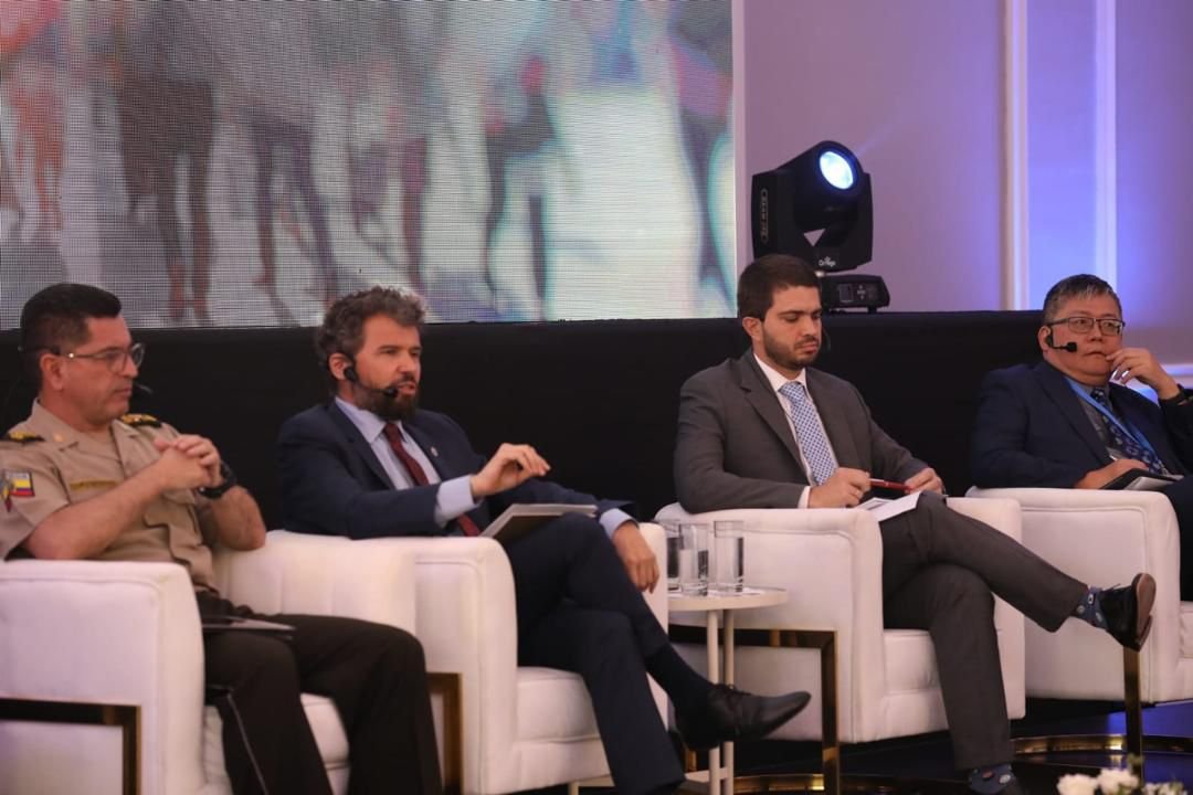 El encuentro fue una gran oportunidad para discutir Modelos de lucha contra la #DelincuenciaOrganizadaTransnacional 🌎, promover mayor coordinación entre los países de la región e impulsar una cooperación intersectorial junto a #CAF en la materia.
#OEA #OEA_DDOT #SeguridadCAF