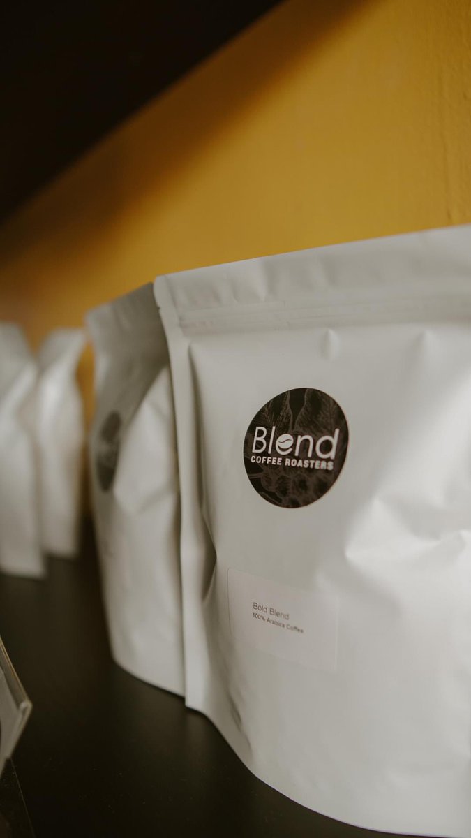 ameersic's tweet image. aku ada lg gmbr first time pegi blend, masa ni cafe & roaster split dgn plywood je aku rasa sbb boleh dgr & bau mesin roast kopi kt blakang
kan @aizuddinmanap ?