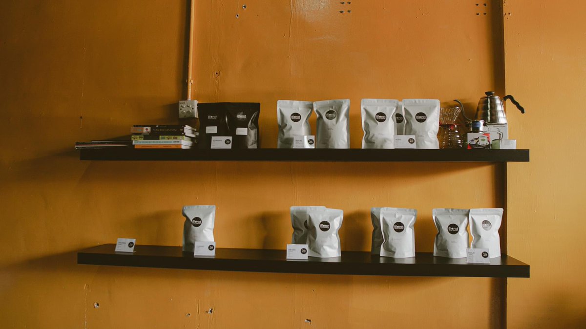 ameersic's tweet image. aku ada lg gmbr first time pegi blend, masa ni cafe & roaster split dgn plywood je aku rasa sbb boleh dgr & bau mesin roast kopi kt blakang
kan @aizuddinmanap ?
