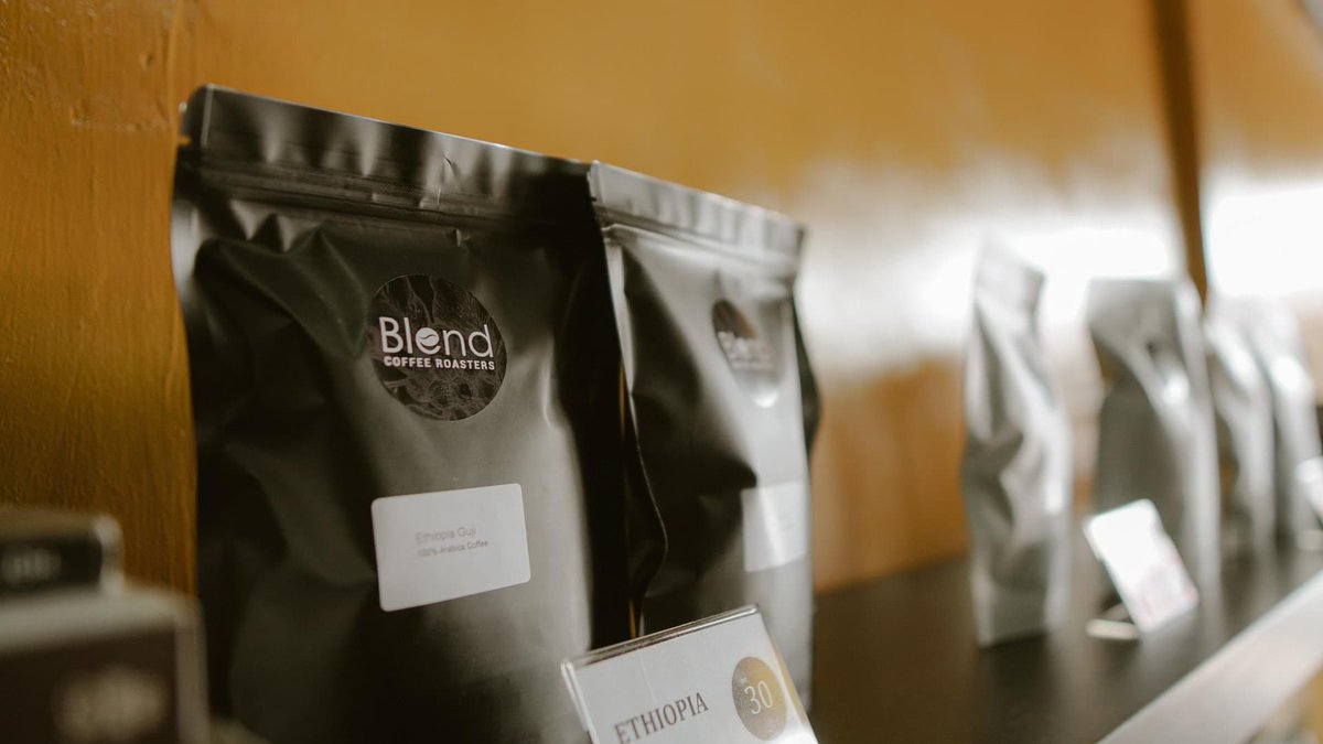 ameersic's tweet image. aku ada lg gmbr first time pegi blend, masa ni cafe & roaster split dgn plywood je aku rasa sbb boleh dgr & bau mesin roast kopi kt blakang
kan @aizuddinmanap ?