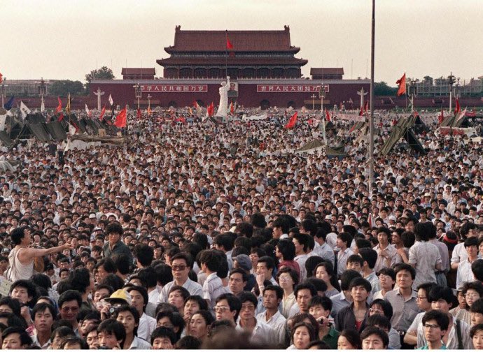 Forse conoscete la prima foto. Forse avete meno di 35 anni e nemmeno sapete cosa rappresenti. Forse pensate che l’Europa sia cattiva. Ma quando parlate di Cina ricordate che migliaia e migliaia di quei ragazzi della foto sono stati massacrati perché credevano nella libertà.