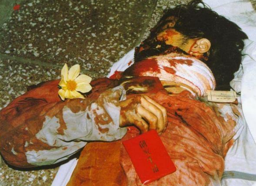 whyyoutouzhele's tweet photo. 六四当天现场之六：
1，有人在一位学生的遗体旁放下一朵花。
2，屠杀现场被拖行的血迹
3，最后一吻
4，复兴医院，学生们前来认领搬运同学的遗体回学校 https://t.co/PVwWzSm7OG