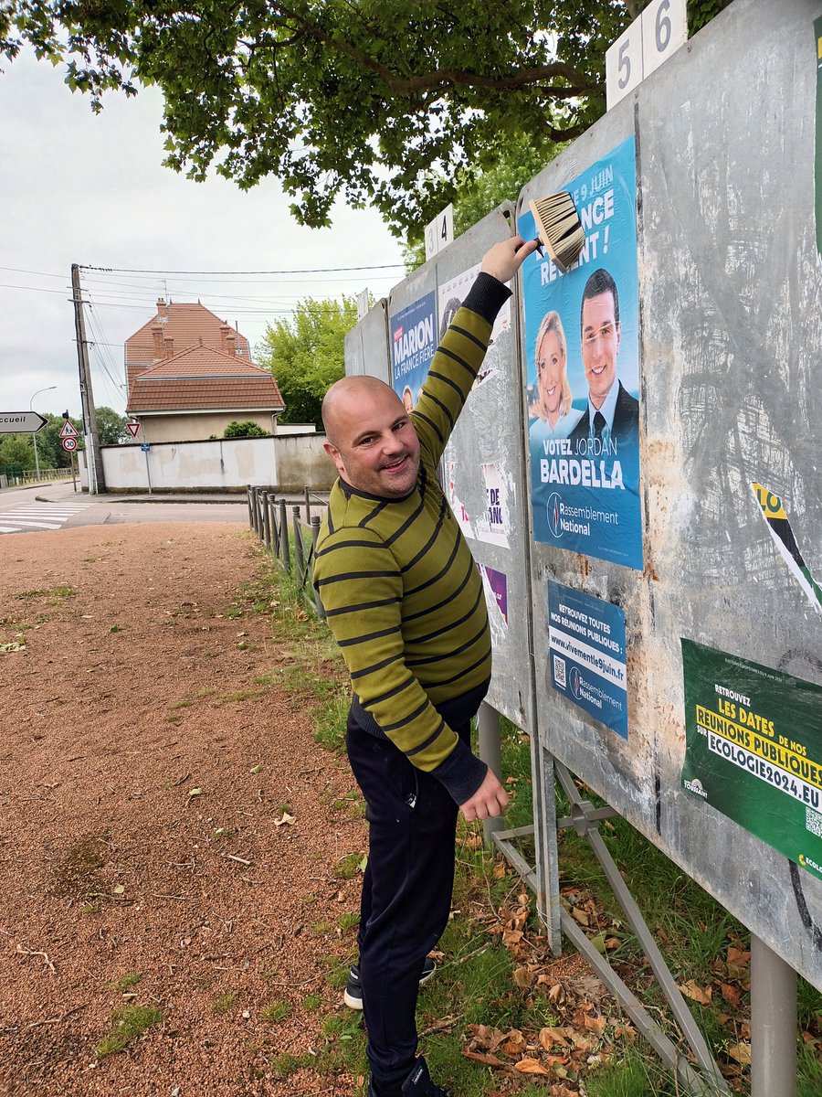 ArnaudSa3's tweet image. Aujourd'hui 1ère mi-temps de notre opération "panneaux électoraux" sur le chalonnais. N'en déplaise à certains, nous serons là, présents pour les français, et ils nous le rendront bien.  #lafrancerevient 
#VivementLe9Juin 
@J_Bardella
@MLP_officiel