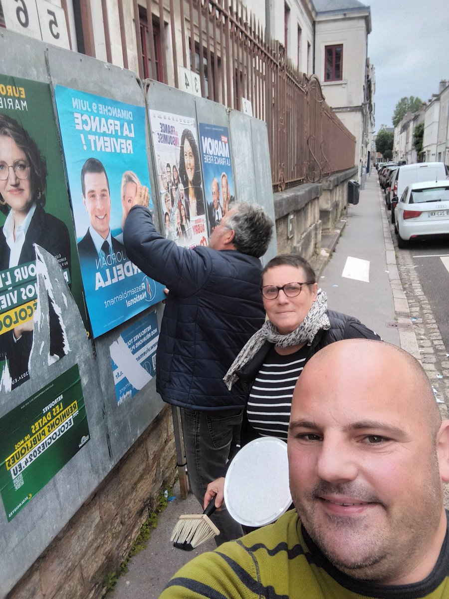 ArnaudSa3's tweet image. Aujourd'hui 1ère mi-temps de notre opération "panneaux électoraux" sur le chalonnais. N'en déplaise à certains, nous serons là, présents pour les français, et ils nous le rendront bien.  #lafrancerevient 
#VivementLe9Juin 
@J_Bardella
@MLP_officiel