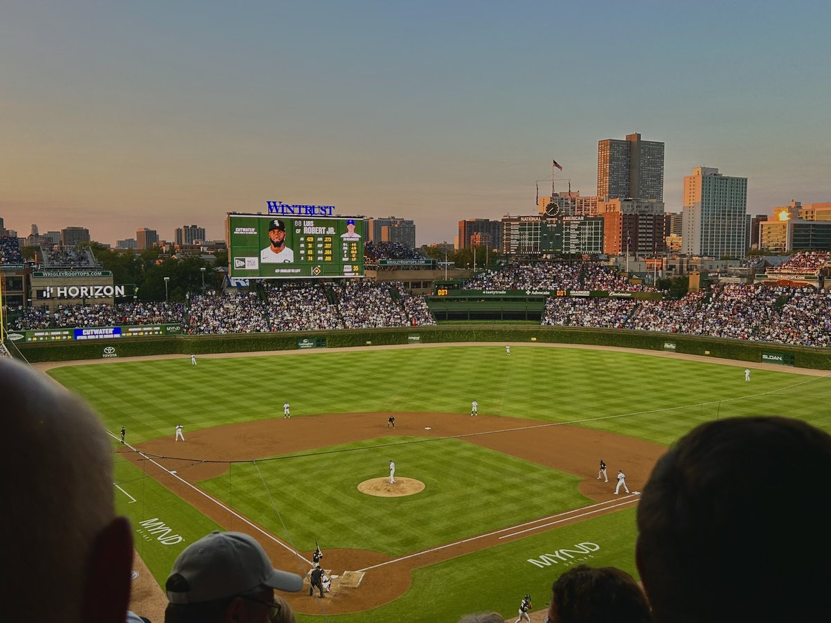 Angel_AliceaIL's tweet image. The most wonderful time of the year in Chicago. 🗓️

Happy #CrosstownClassic folks! ⚾️ #Whitesox #YouHaveToSeeIt