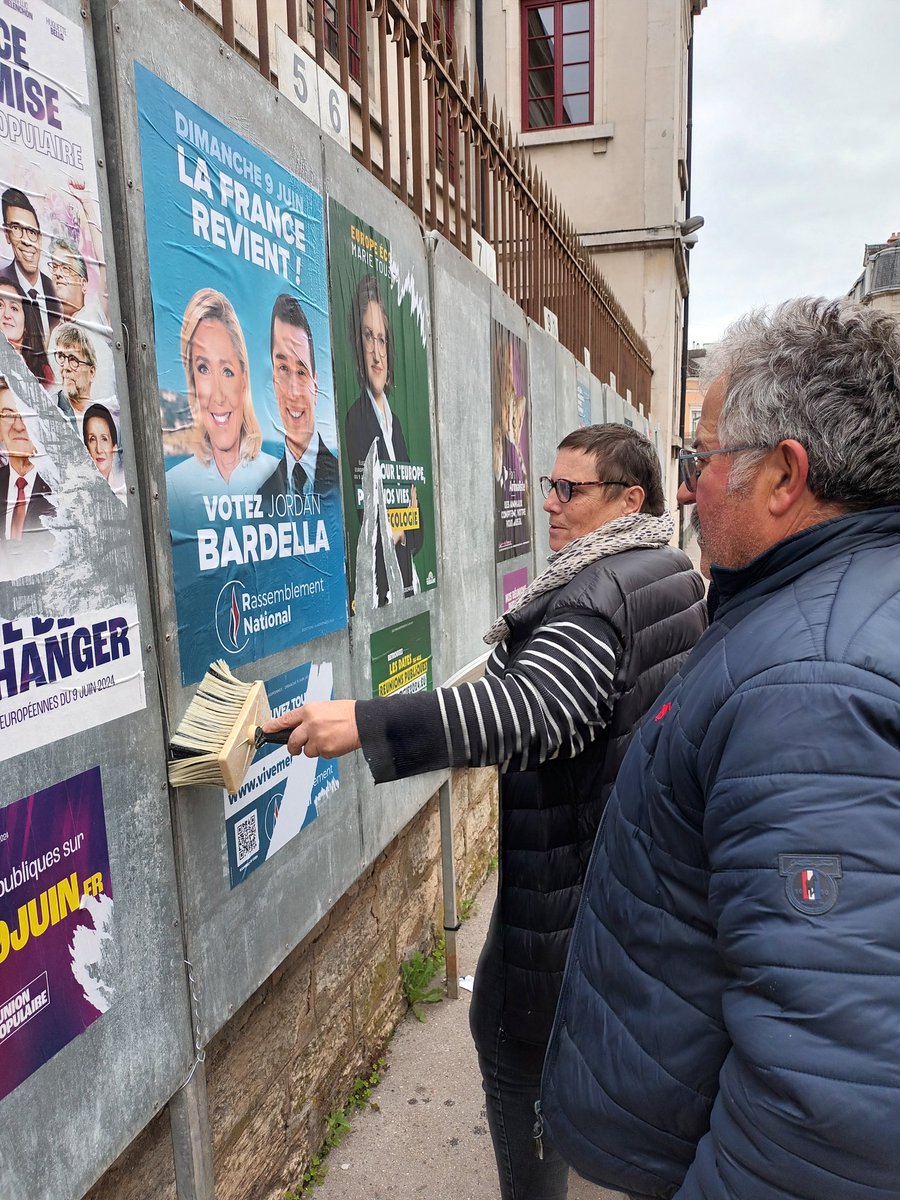 ArnaudSa3's tweet image. Aujourd'hui 1ère mi-temps de notre opération "panneaux électoraux" sur le chalonnais. N'en déplaise à certains, nous serons là, présents pour les français, et ils nous le rendront bien.  #lafrancerevient 
#VivementLe9Juin 
@J_Bardella
@MLP_officiel