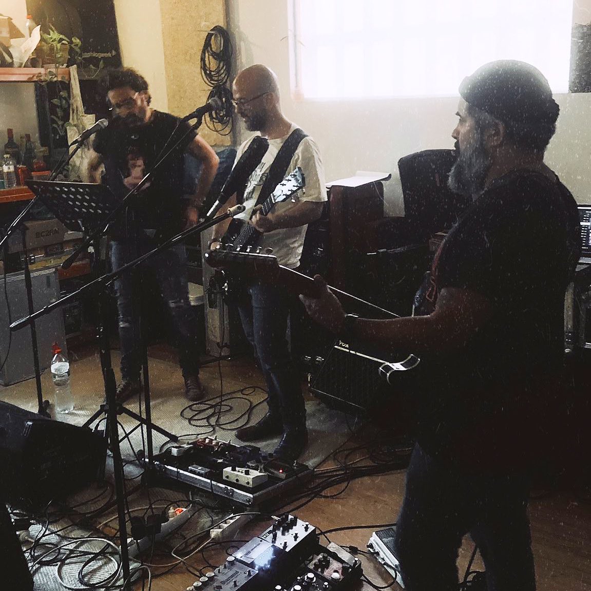 Ensayos y colaboraciones se cocinan poco a poco en el local.

Esta semana cerramos el domingo con un concierto en Bcn. 
Consigue entradas aquí: 

musikaze.net/web/?menu=138&…