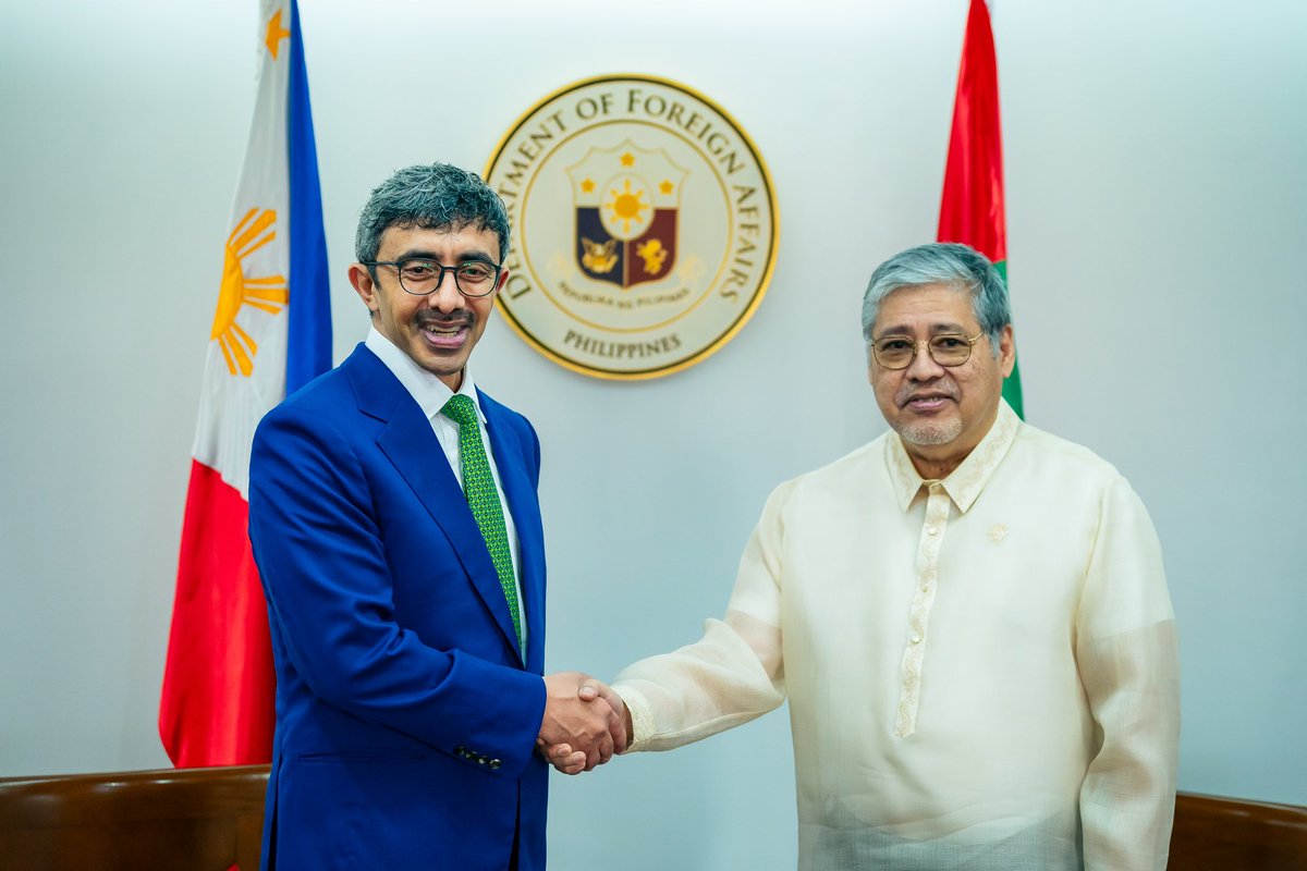OFMUAE's tweet photo. عبدالله بن زايد يبحث مع وزير خارجية جمهورية الفلبين العلاقات الثنائية بين 🇦🇪و 🇵🇭 وسبل تعزيز  التعاون المشترك في قطاعات مختلفة، ومنها الاقتصادية والتنموية. كما تم بحث التطورات الراهنة التي تشهدها المنطقة. https://t.co/wKe1i7lopc