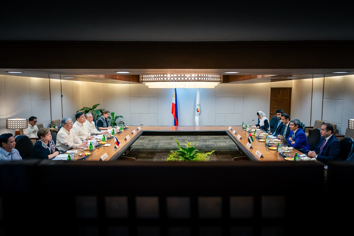OFMUAE's tweet photo. Abdullah bin Zayed and @SecManalo discuss bilateral relations between 🇦🇪&amp;🇵🇭, and ways to enhance joint cooperation across various sectors, including economic and development. They also exchanged views on current regional developments. https://t.co/3qucQ7ybWt