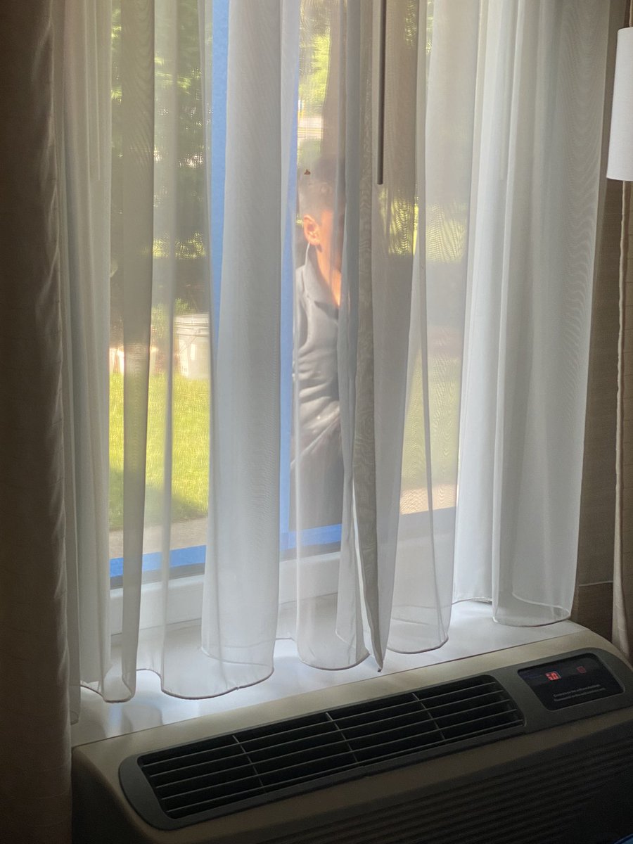 我在酒店里刚洗完澡，换完衣服，发现这哥们认真的在工作。