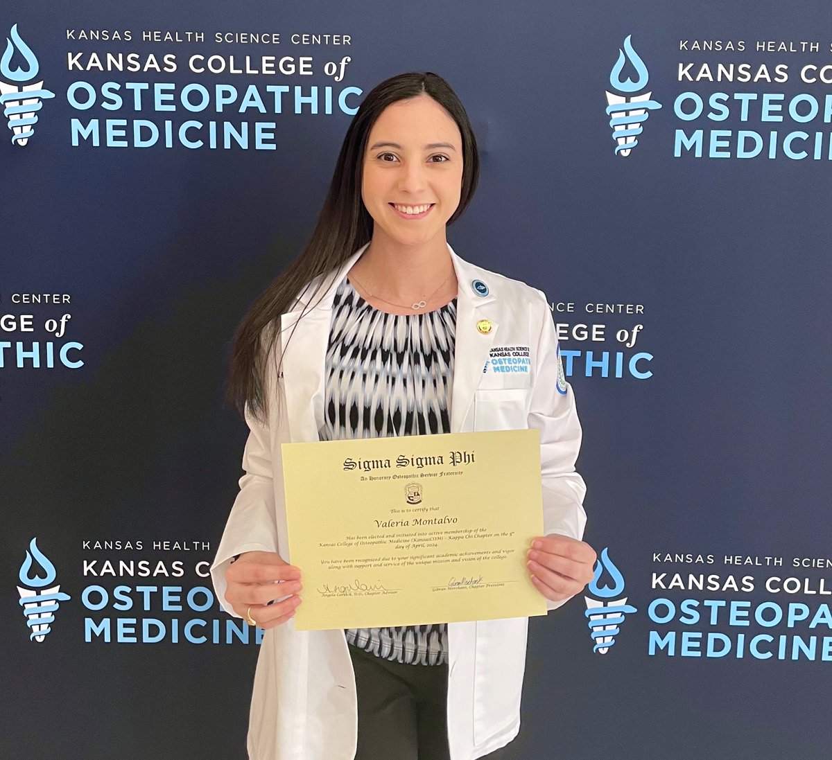 Val_Montalvo09's tweet photo. 1st year of medical school ✅ Favorite moments:

-Presented 2 awesome research projects! 🧐 (s/o to co-authors @christina_baum3 &amp; Srinidhi)

-Gave a speech for scholarship recipients 👩🏻‍🏫

-Joined SSP Honor Society📚

-Best of all, got awesome mentors &amp; friends! ❣️

Onward to yr 2! https://t.co/SeAMHJQlqC