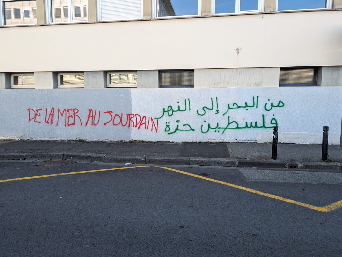 Tags antisémites sur les murs d’une école à #ClermontFerrand !

L'exploitation du conflit israélo-palestinien à des fins électoralistes par l'extrême gauche, et leur soutien à peine dissimulé au groupe terroriste du Hamas, représentent une menace pour nos compatriotes juifs. 

Je