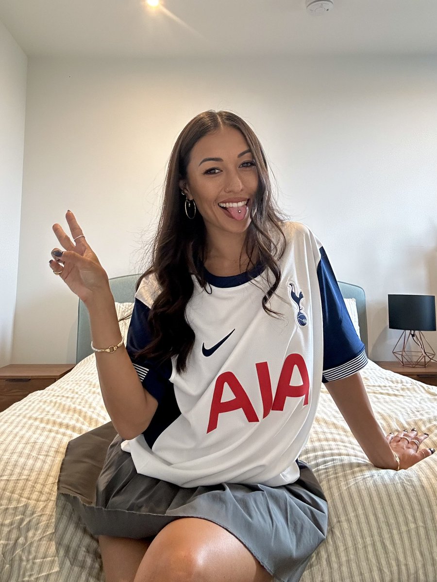 jjiszatt's tweet image. New kit is HERE 🤍 @SpursOfficial

Obsessing over the retro inspo but new feel. Love the elasticated striped band, and the navy sides are super flattering.. plus for those who wear makeup... the navy collar is also giving 🫶 #timetorise #COYS
