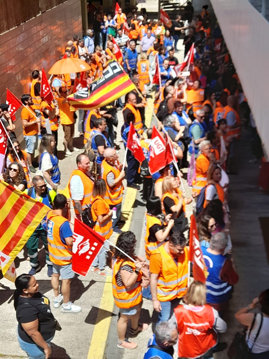 Delante de la patronal.....
Porque somos personas no subvenciones!!!!