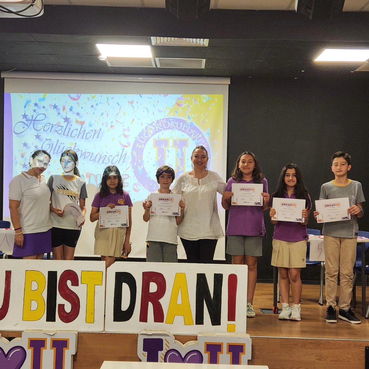 UOGaziemir's tweet photo. 5. Ve 6. Sınıf öğrencilerimizin son projesi "Du bist dran" bilgi ve kültür yarışmasını büyük bir heyecanla gerçekleştirdik. 💜✨️

#uğurokulları https://t.co/qzt7BlhzrN