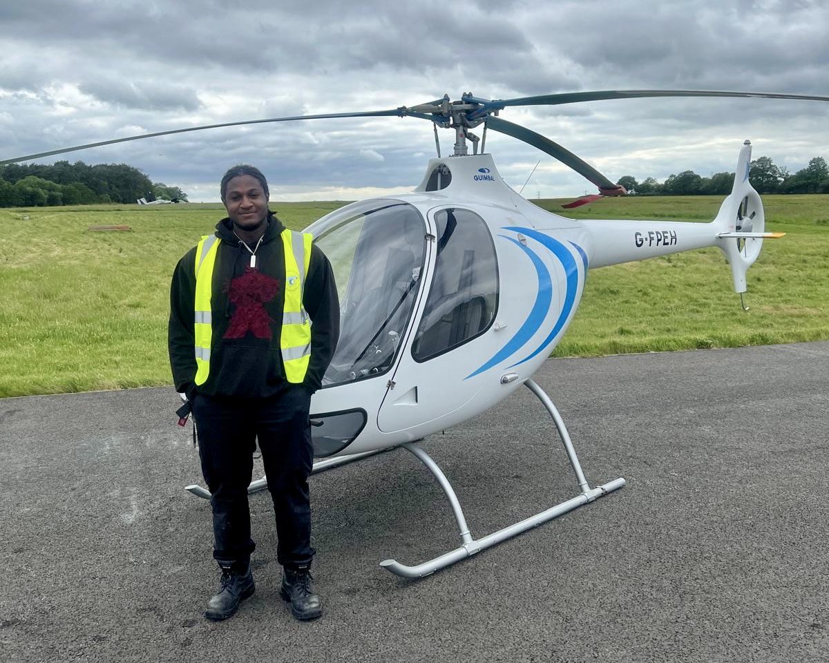 FlyingPigHelis's tweet photo. Introducing our NEW team member - Chyan! Currently studying Aerospace Engineering at University of Hertfordshire, Chyan joins us in Operations to pick up the mantle from Rory at the weekends. Join me in welcoming Chyan to our flying family #TeamTuesday #flyingfamily #learntofly https://t.co/3alzqgEQrI