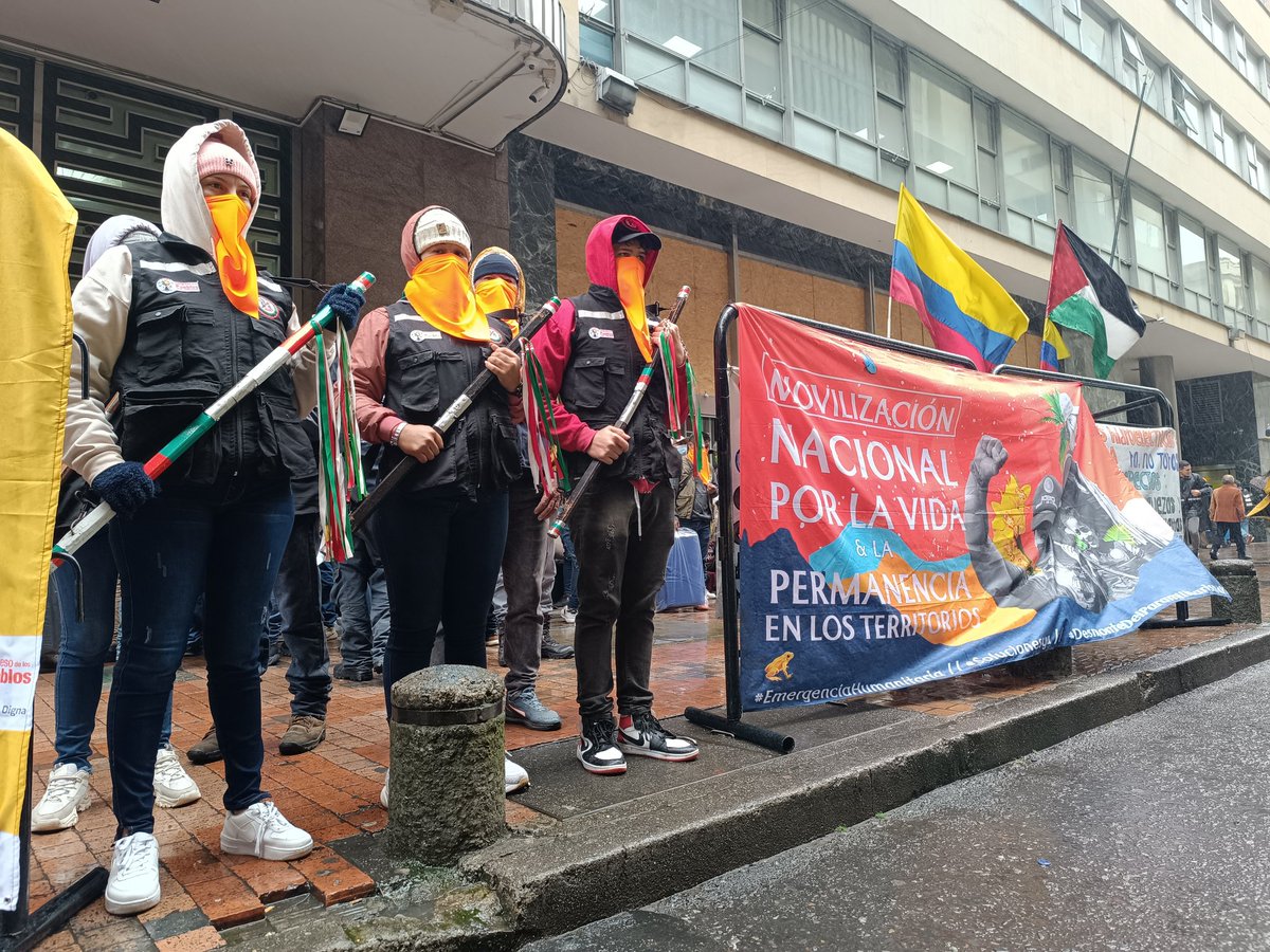 La #EmergenciaHumanitaria debe frenarse. Es necesario el #DesmonteDelParamilitarismoYa.

Vinimos de diferentes territorios del país con nuestras banderas y dignaa rebeldías. Creemos en la #Paz, creemos en la #JustociaSocial, creemos en la defensa del agua y de la #MadreTierra,