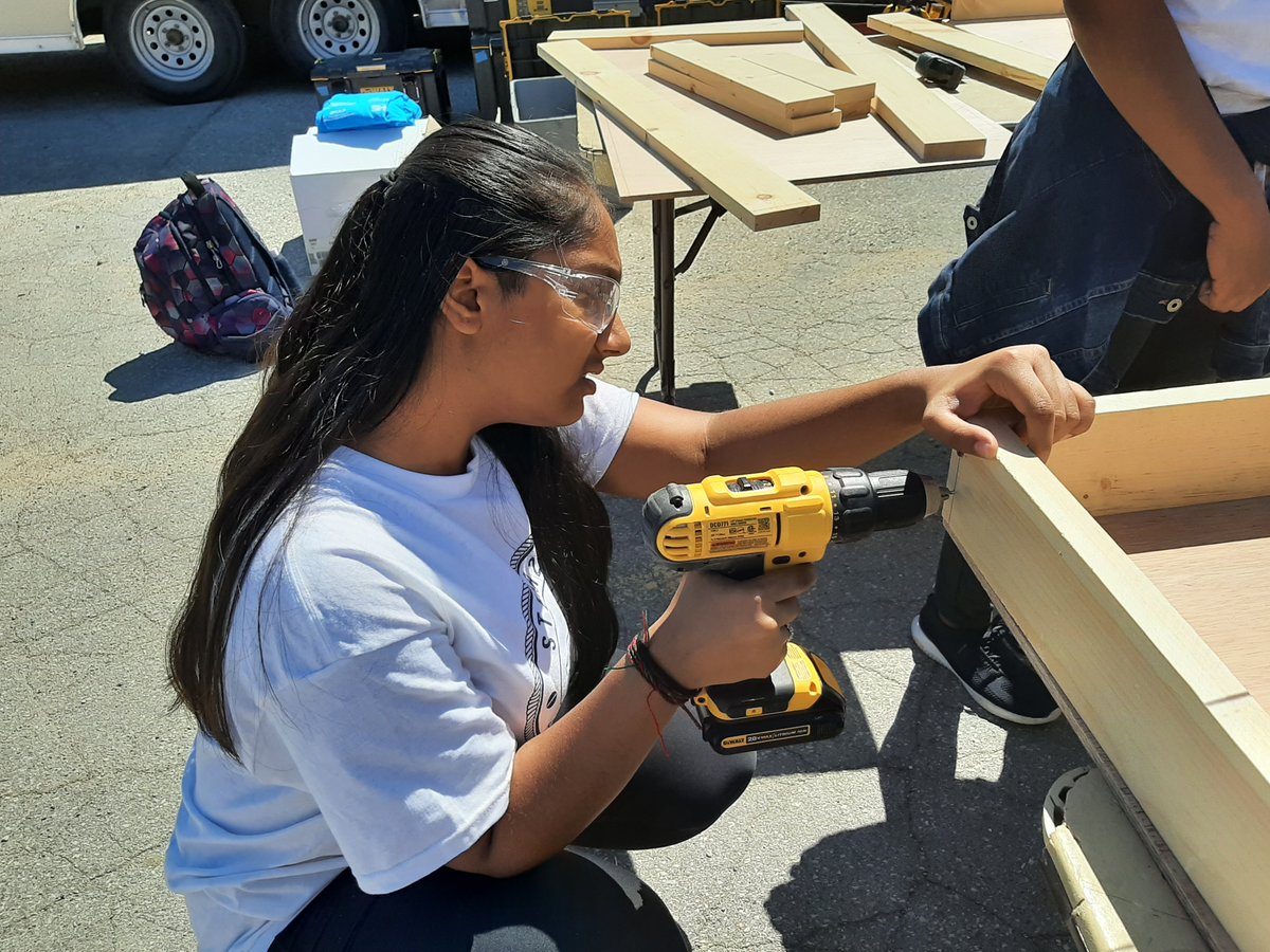 sgonca17's tweet photo. Here are some more pictures of these great intermediate girls building their own corn hole games. Thank you so much @stem2stern_ldn @SirIsaacBrockPS @TVDSB @TVDSBSTEM #Proud #handson https://t.co/v5OPrkJ1Di