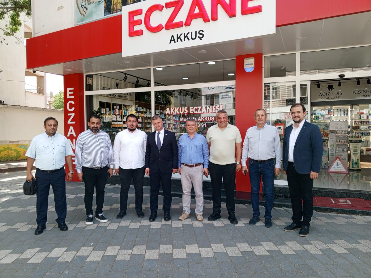 Şube Başkanımız Eyüp Tan, 2.Dönem Başkanımız Şerif Mutlu ve Yönetim Kurulu Üyelerimiz, Üyemiz Mustafa Akkuş'u (Akkuş Eczanesi) işyerinde ziyaret ettiler.

Üyemiz'e misafirperverliğinden dolayı  teşekkür ediyor çalışmalarında ve faaliyetlerinde başarılar diliyoruz.