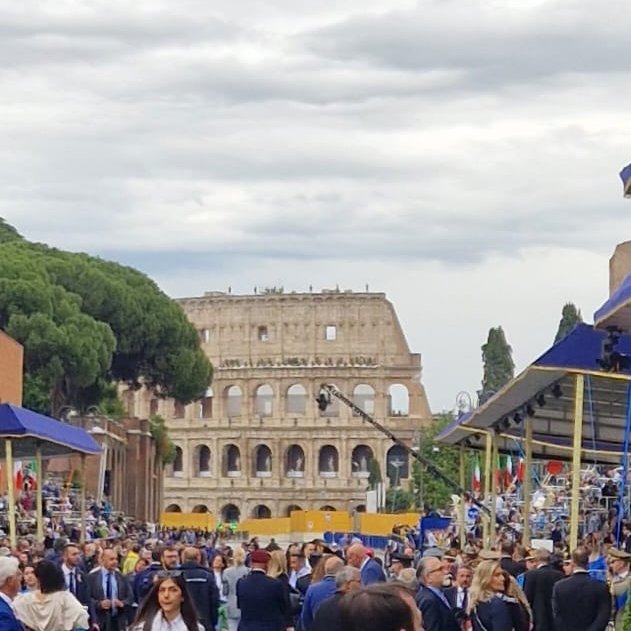 La pararata del 2 giugno è sempre un'emozione. Quast'anno in particolare. Vedere sfilare i colleghi dell Unità crisi ed i Consoli è motivo di orgoglio in più.

 <a href="/palagi_e/">Eugenia Palagi</a> <a href="/guidodesanctis/">Guido De Sanctis</a> <a href="/guidoolimpio/">guido olimpio</a> #2giugno #Festa della #Repubblica #Roma
