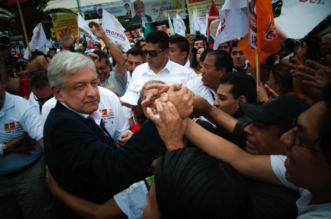 Latinoamerica21's tweet photo. 🌍 La #democracia enfrenta una #crisis y el #populismo gana terreno.

📊 Líderes como #AMLO 🇲🇽 y #Bukele 🇸🇻 representan el malestar social con discursos #radicales y prometen cambios.

🎯 ¿Cómo debe responder la #democracia ante #populistas #populares?

✍️ Ernesto Montaño

➡️ https://t.co/a8BUT34Fso