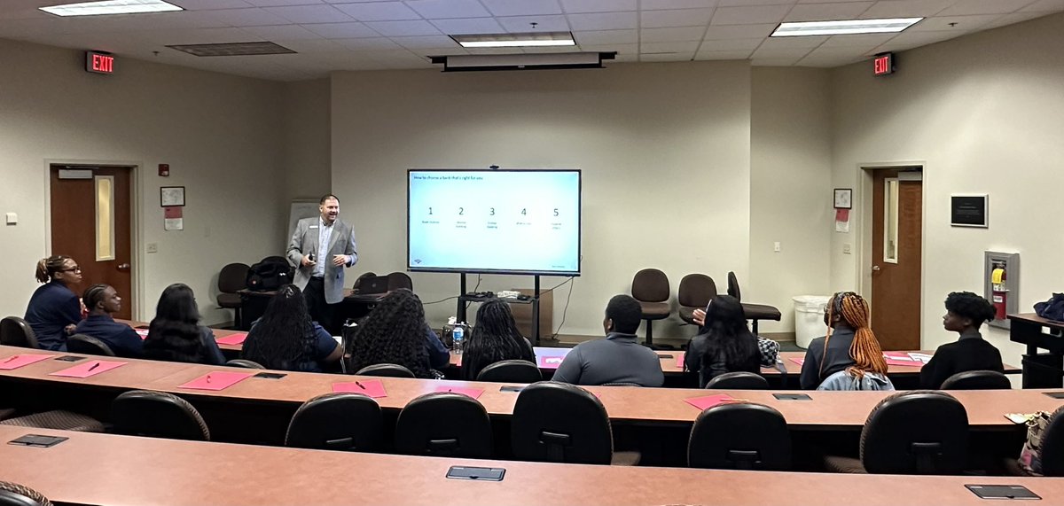 MarissaISmith's tweet photo. Last week we had the privilege of delivering financial literacy to 40 summer #interns participating in #Students2Work at @AugustaTech1. Thank you @Augusta_Chamber & @RCSS_GA for your partnership in providing this essential program!
#BofAGrants #BetterMoneyHabits #BofAVolunteers https://t.co/y0s2BbKXkT