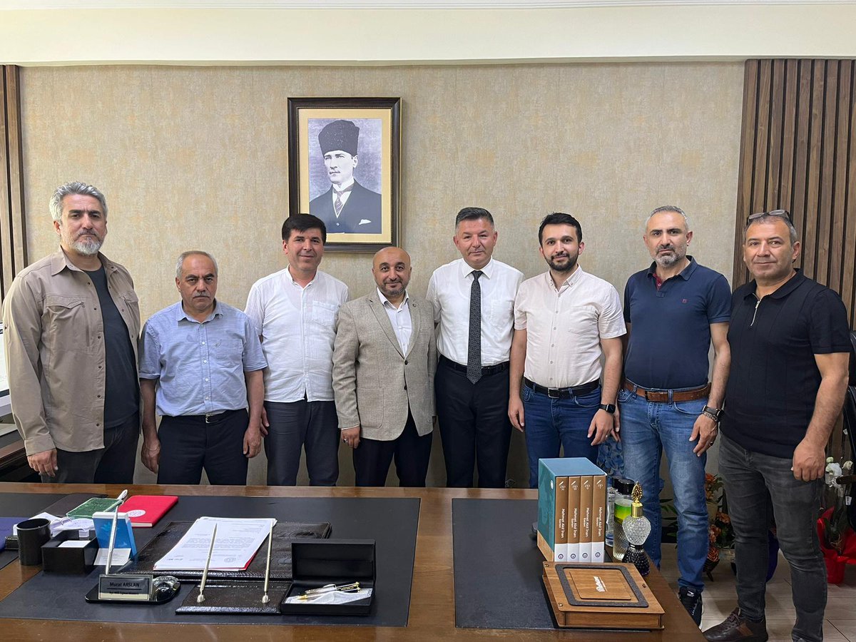Murat__MENGEN's tweet photo. Eğitim Bir Sen Sakarya 1 No'lu Şube yönetimi olarak Karapürçek İlçe Milli Eğitim Müdürü olarak atanan Sn. Murat ARSLAN' a "Hayırlı Olsun" ziyaretinde bulunduk .

Kıymetli Müdürümüze âlicenap evsahipliği ve hoş sohbeti için şahsım ve teşkilatım adına teşekkür eder, muvaffakiyetler dilerim.

@_aliyalcin_ 
@EgitimBirSen | @EBS_SAKARYA1
@ebskadin

#egitimbirsensakarya
#yaparsaeğitimbirsenyapar
#iyikieğitimbirsenvar