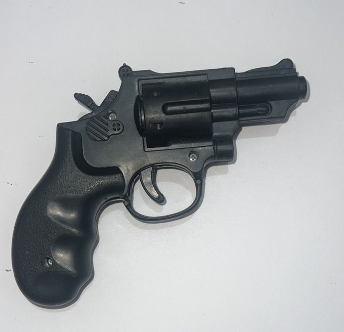 🔵DETENIDO CON ARMA DE FUEGO EN SU PODER EN MACHALA 

La policía detuvo a un ciudadano quien tenía en su poder un arma de fuego y estaría implicado presuntamente en el delito de robo a personas.
Fue puesto a órdenes de la autoridad competente.