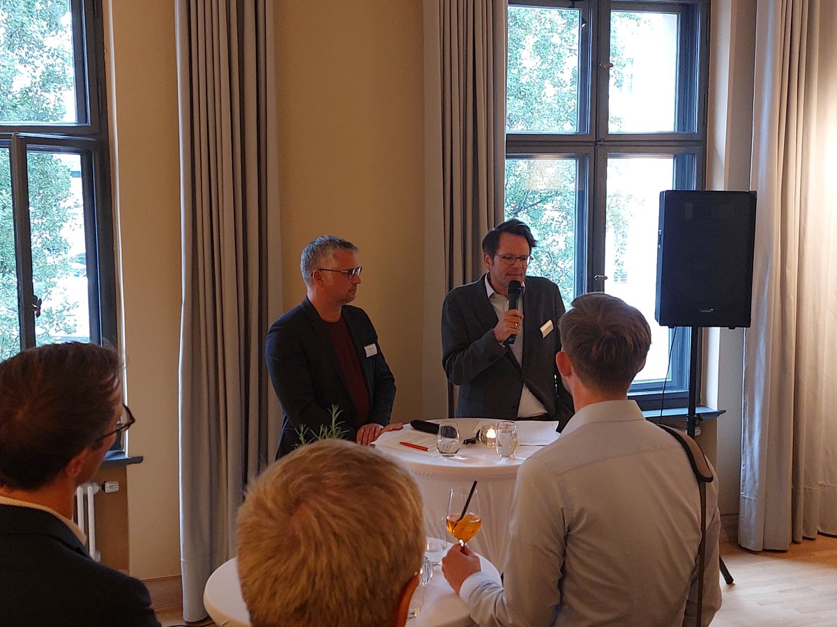 Interessantes <a href="/Vonovia_SE/">Vonovia</a> Open House: <a href="/knut_bergmann/">Knut Bergmann</a> vom <a href="/iw_koeln/">Institut der deutschen Wirtschaft</a> spricht über die <a href="/AfD/">AfD</a>. Interessant die Aussagen: AfD-Wähler sind nicht die Abgehängten, sondern sich Ausgeliefert Fühlende Durchschnittsverdiener und Allzeit Fern des Durchschnitts.