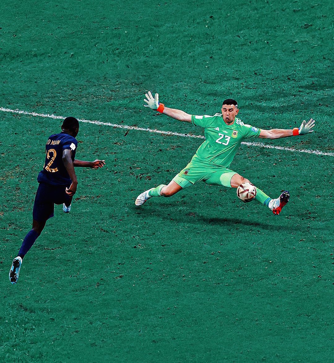 🧠🇦🇷 Le pidieron a Dibu Martínez que cuente todo lo que había pasado por su cabeza en el momento de la atajada a Kolo Muani, y todo lo que explica es espectacular:

“Antes que nada, yo esperaba que Otamendi fallara en esa pelota, entonces estaba calmo porque sabía que eso iba a