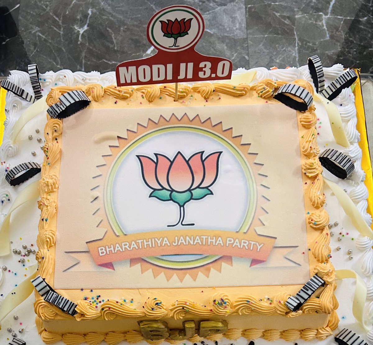 Selvakumar_IN's tweet photo. வழியில் சிறு தடைகள் இருந்தாலும் மூன்றாவது முறை பிரதமர் ஆகிறார் மோடி ஜி ! 

40 கட்சிகள் கூட்டணி பெற்ற மொத்த இடங்கள் = 229
பாஜக மட்டும் பெற்ற இடங்கள் = 240 https://t.co/Cf7rh0SE5W