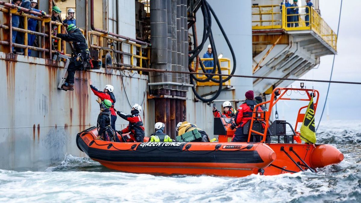 BREKEND! Raad van State beveelt ONE-Dyas om nieuwe gasboring in de Noordzee voorlopig te stoppen. Na een bezetting van een boorplatform door <a href="/GreenpeaceNL/">Greenpeace Nederland</a>-activisten en heel veel acties van onder meer XR daaraan voorafgaand; actievoeren werkt! Foto: Greenpeace/Axel Heimken [1/2]