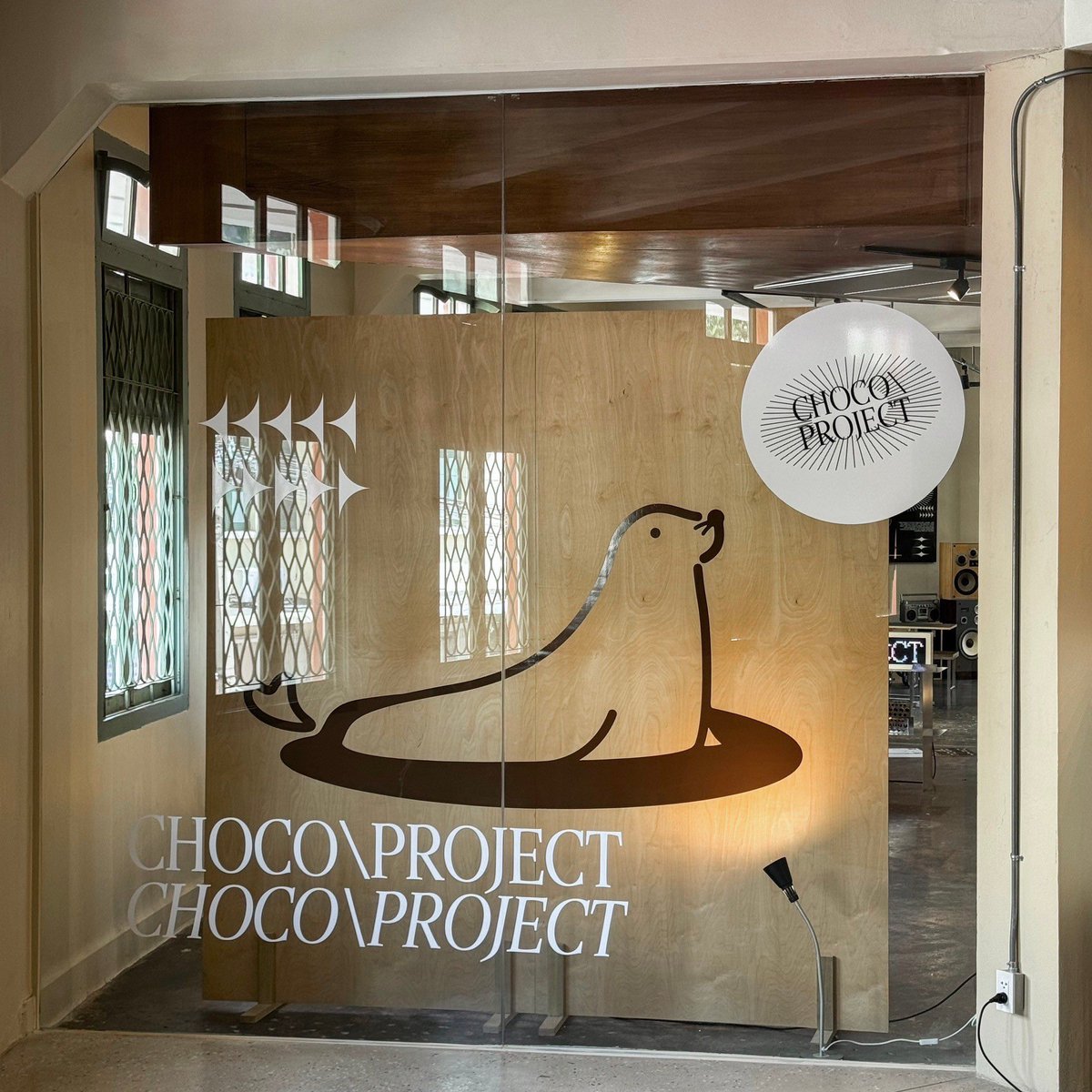 #คาเฟ่Chocolateในตำนานกลับมาเปิดใหม่ที่เจริญกรุง
Pop Up แค่เดือนครึ่งรีบมานะแม่

🏬✨ หลังจากที่หายไป นาน นางกลับมาแล้ว “Choco Project” รอบนี้เป็น Vol.4 แล้วค่ะ ครั้งนี้มา Pop-Up ที่ย่านตลาดน้อย-เจริญกรุง ที่ The Corner House ตึกสุดชิคแห่งย่านนี้เลยก็ว่าได้ รอบนี้นางมี CI