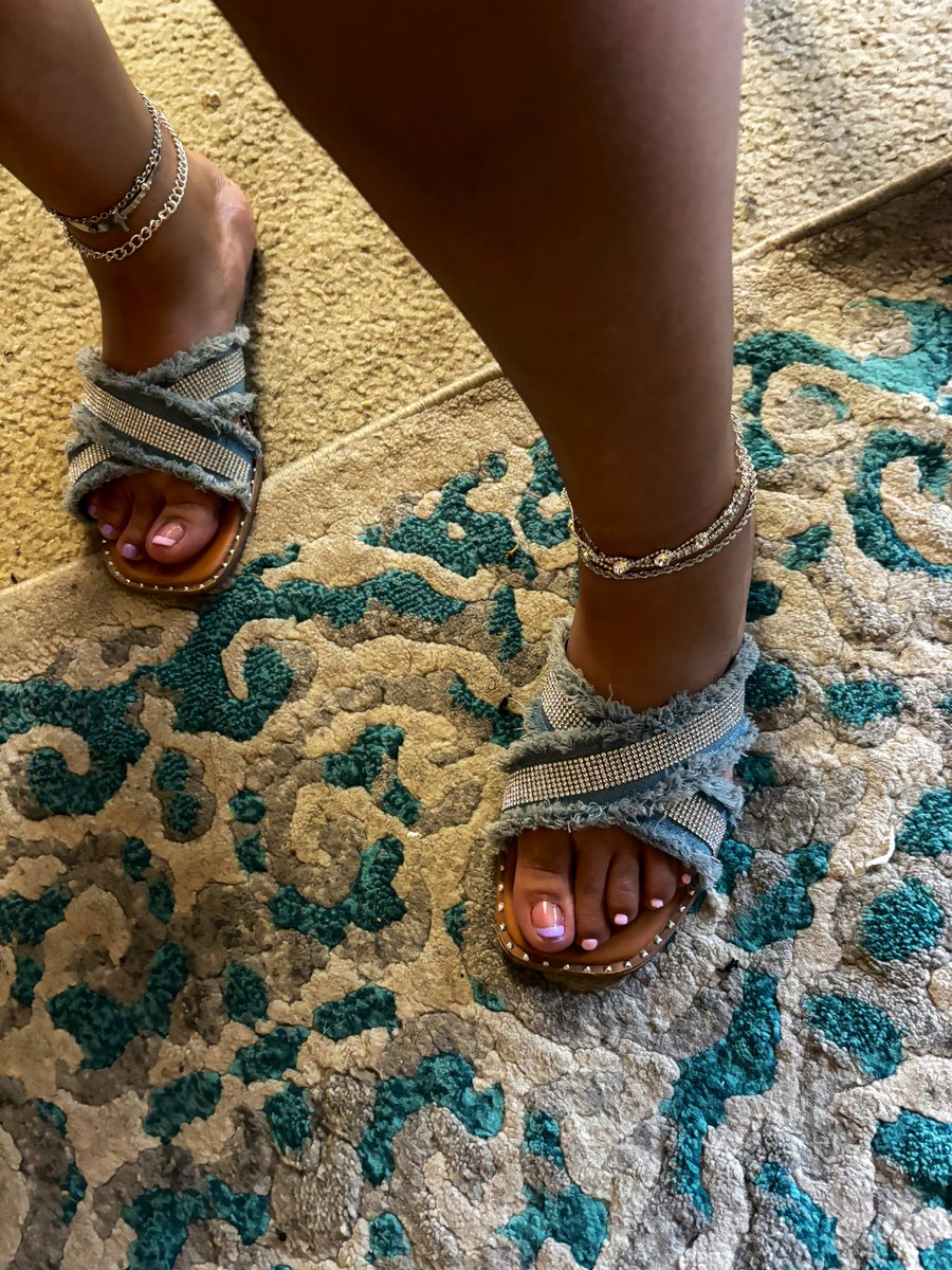 FootFantasyHut's tweet photo. "Admiring these perfectly pedicured toes. The ankle chains add an extra touch of of glam. Absolutely irresistible! 😍👣 💖#FootFetish #SexyFeet #AnkleCandy" https://t.co/iyqx6zGqox